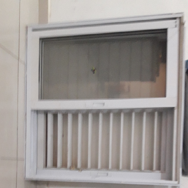 תירס חלון מידות מטר על מטר.תיריסים חלונות ורשת.המוצר כחדש פורק מהקיר אחרי חודשיים. עקב פתיחת דלת