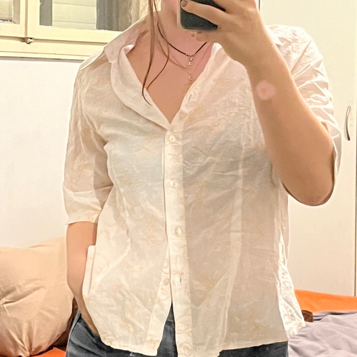 מכופתרת קצרה לבנה עם רקמה זהובה💛🤍