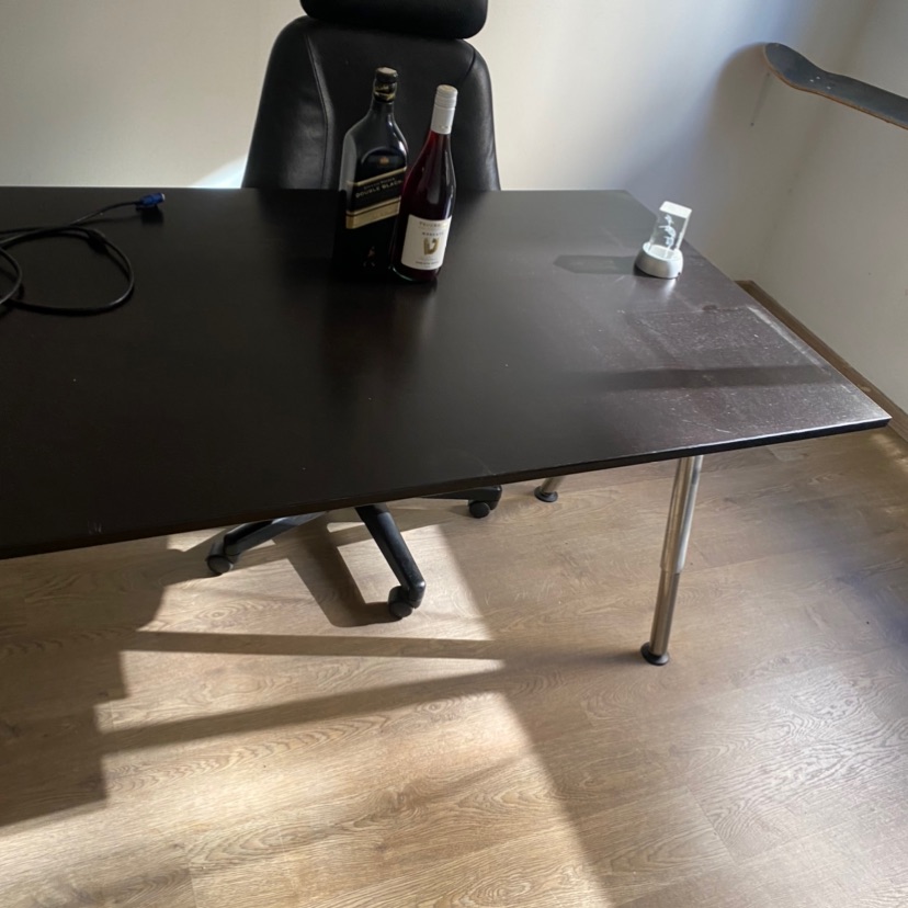 שולחן מנהלים וכסא למסירה במטבע יאפ