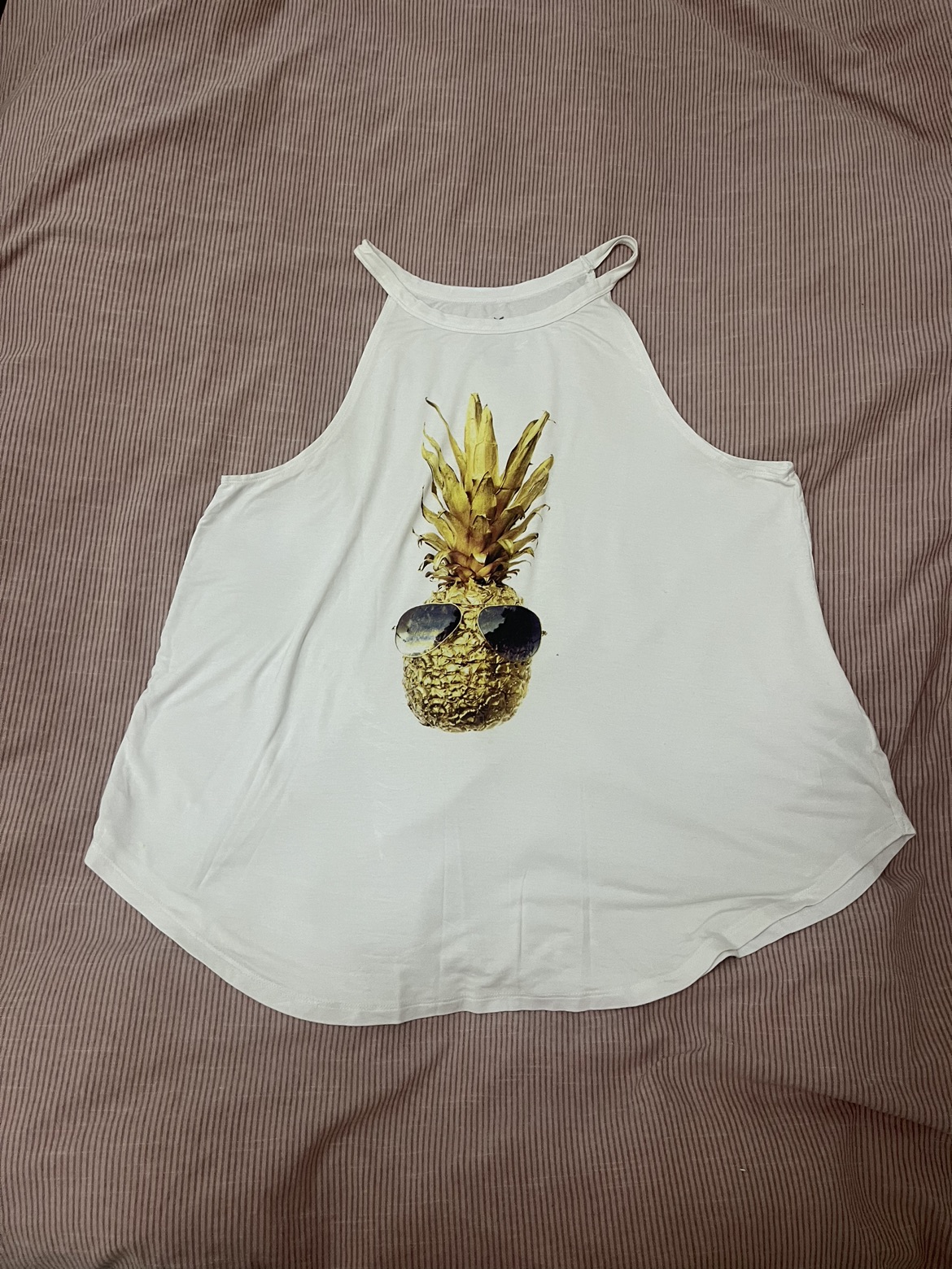 גופיה עם הדפס מגניב שנשפחת על הגוף