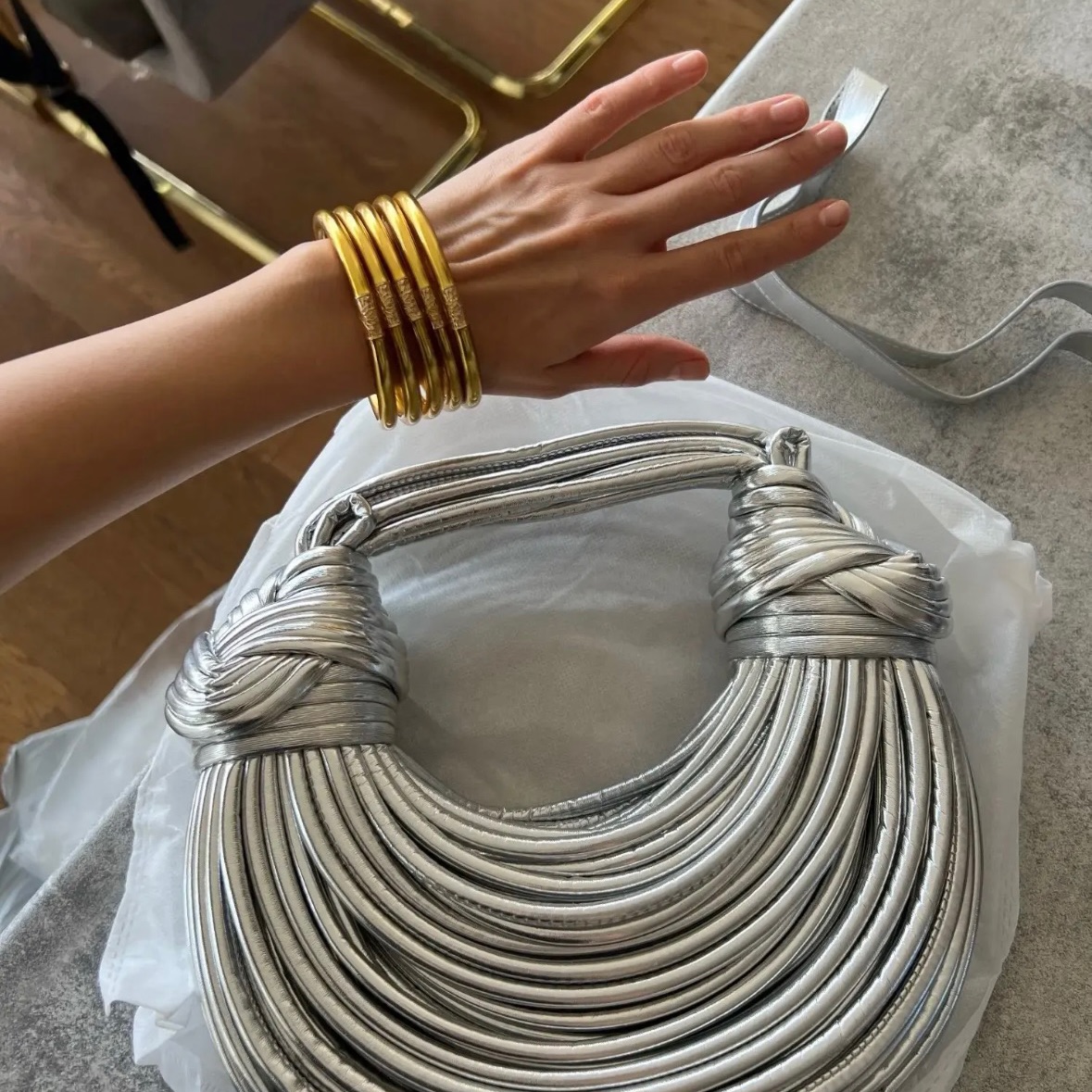 תיק יוקרה בסטייל ארוג צבע כסף וזהב 