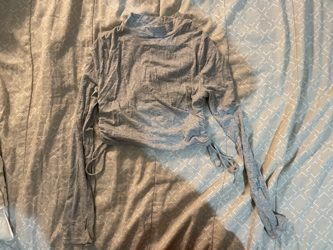 טופ עם שרוול ארוך וצווארון