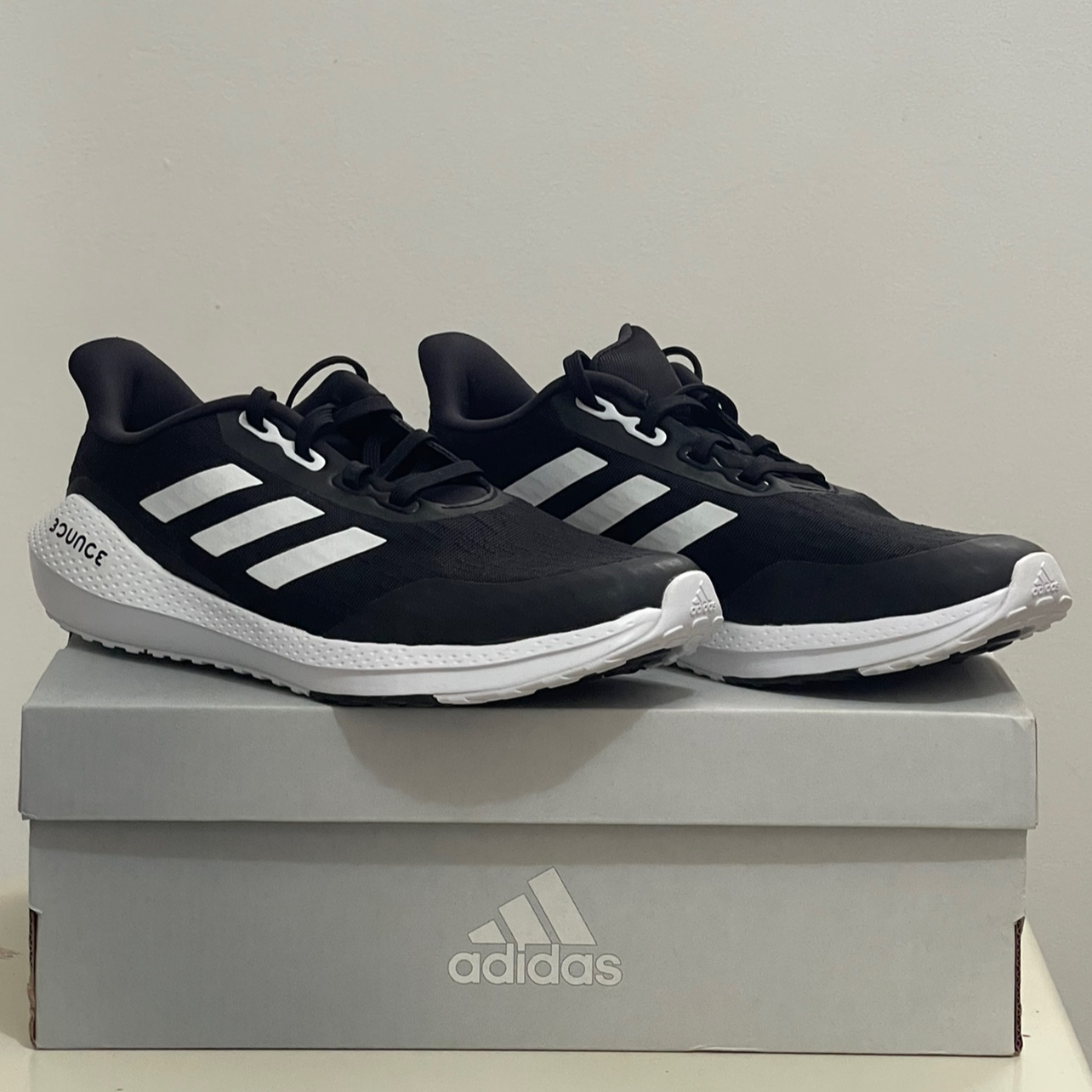 נעלי ספורט אדידס