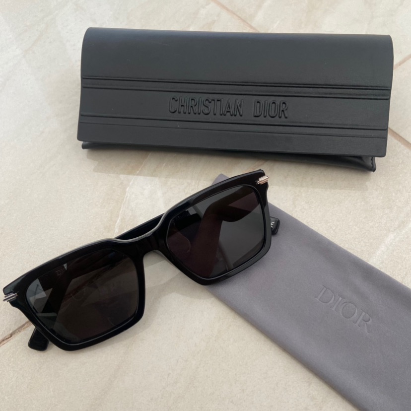 למכירה משקפי שמש של חברת-Christian Dior
מקוריות!!!! נקנו ב1400 לא נעשה בהם שימוש אפילו לא פעם אחת 
נמכרות ב1000