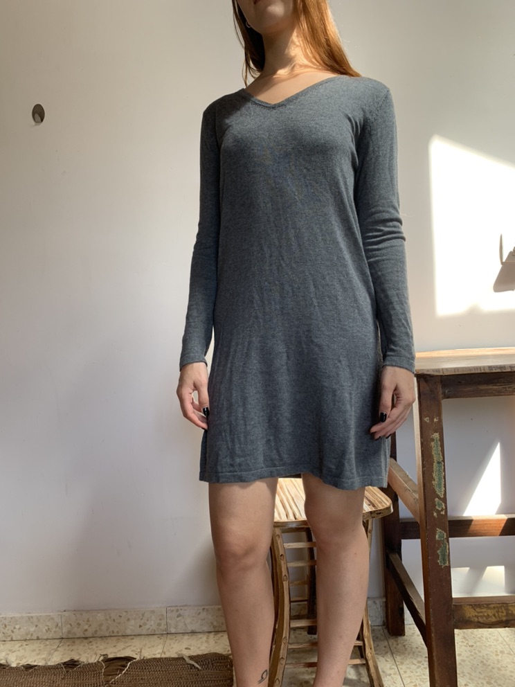 שמלה אפורה עם שרוולים ארוכים 