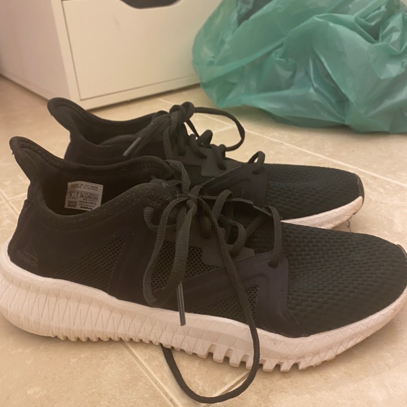 נעליים שחורות של rebook 