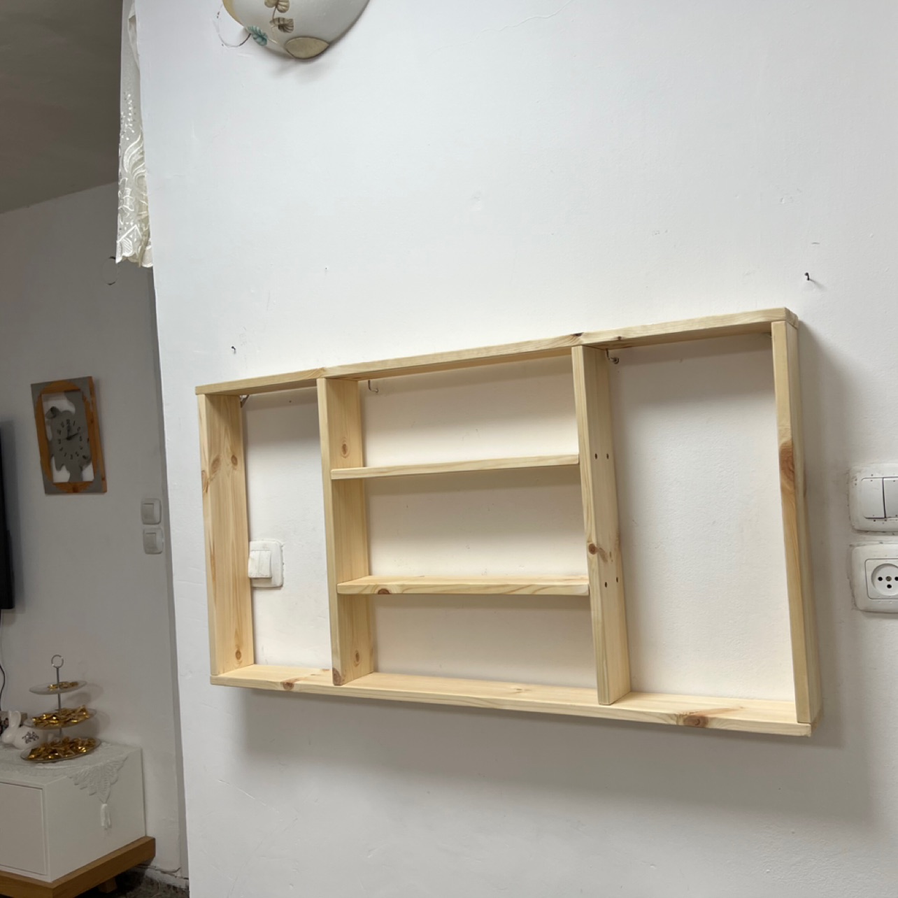 כוורת מדפים ענקית עבודת יד מעץ אורן טיבעי וחדש 🪵
עם ווים מוכנים לתליה על הקיר
מתאים לספרים, עציצים, נרות, אוספים,
או מה שרק בא לכם לשים עלייהם ☺️

מידות:
רוחב - 100 ס״מ
גובה - 50 ס״מ
עומק - 10 ס״מ

איסוף מחיפה📍 
אפשר משלוח בדואר שליחים
0547496591
חזי עבודות יד מעץ ⚜️ 