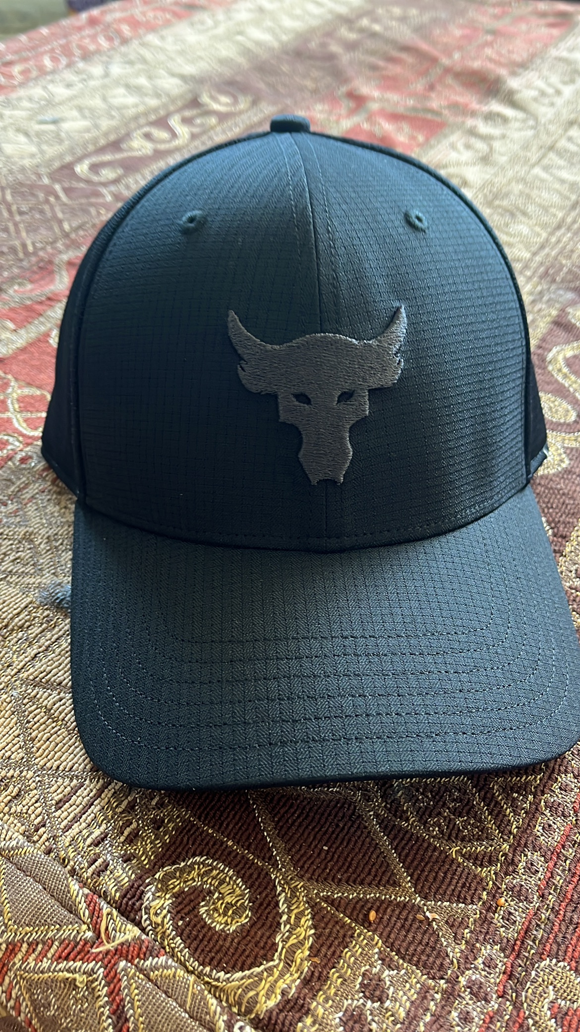 ‏כובעים של אנדרארמור ודרוק