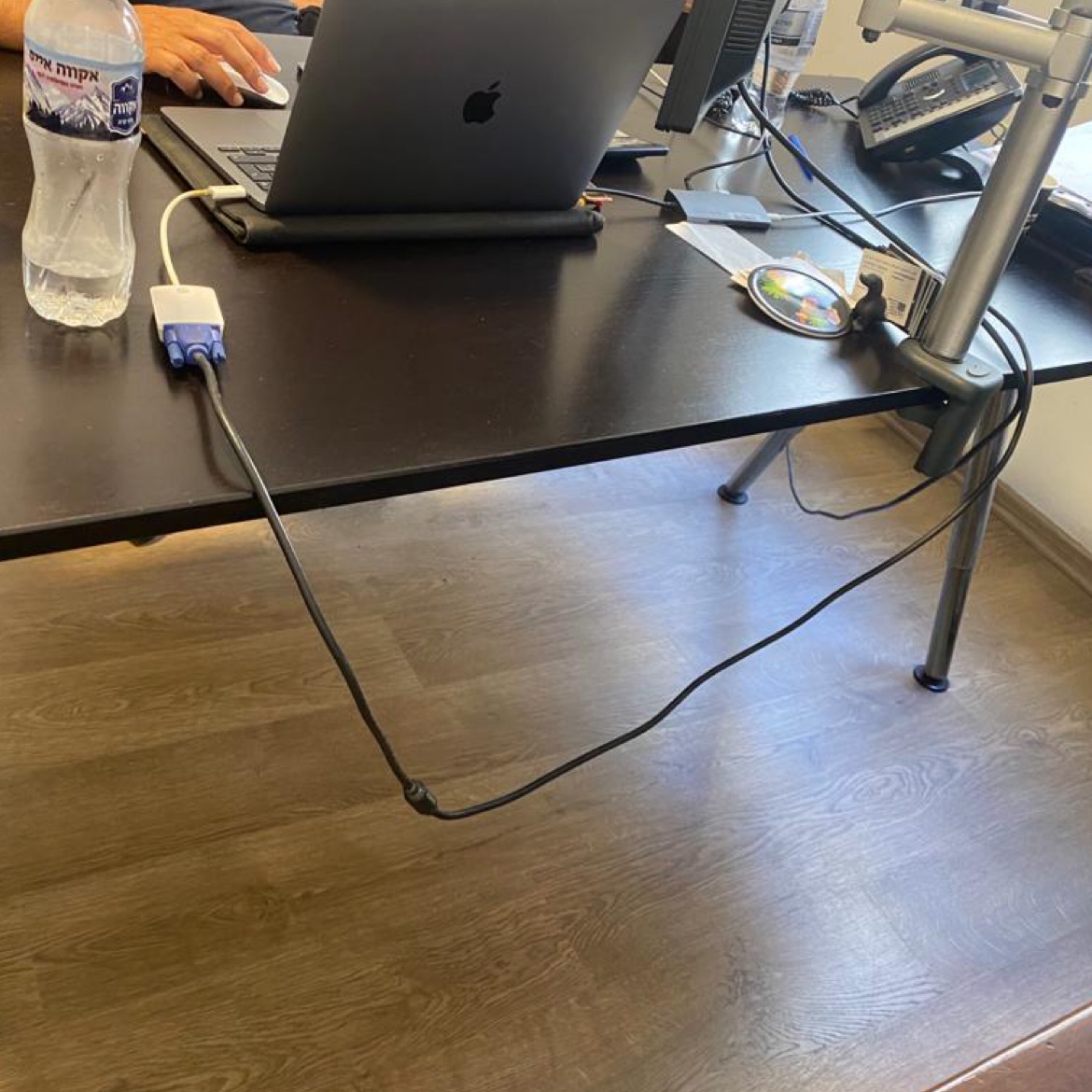 שולחן מנהלים וארונית ויטרינה 