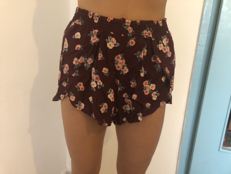 מכנס קצר פרחוני