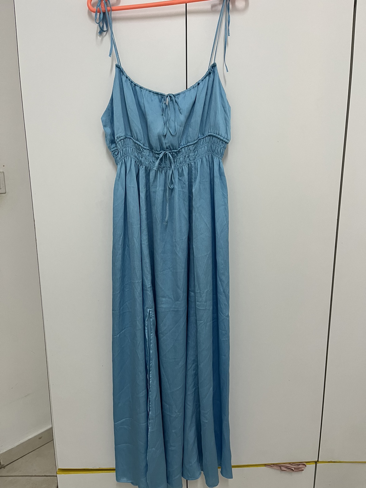 שמלה תכולה ומתנפנפת🦋