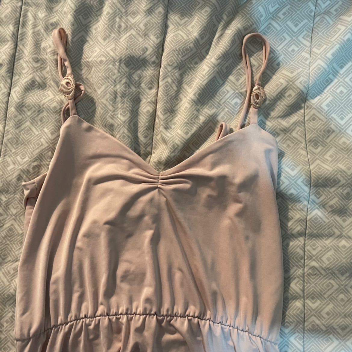 שמלת מיני בצבע שמפניה-ורוד בהיר