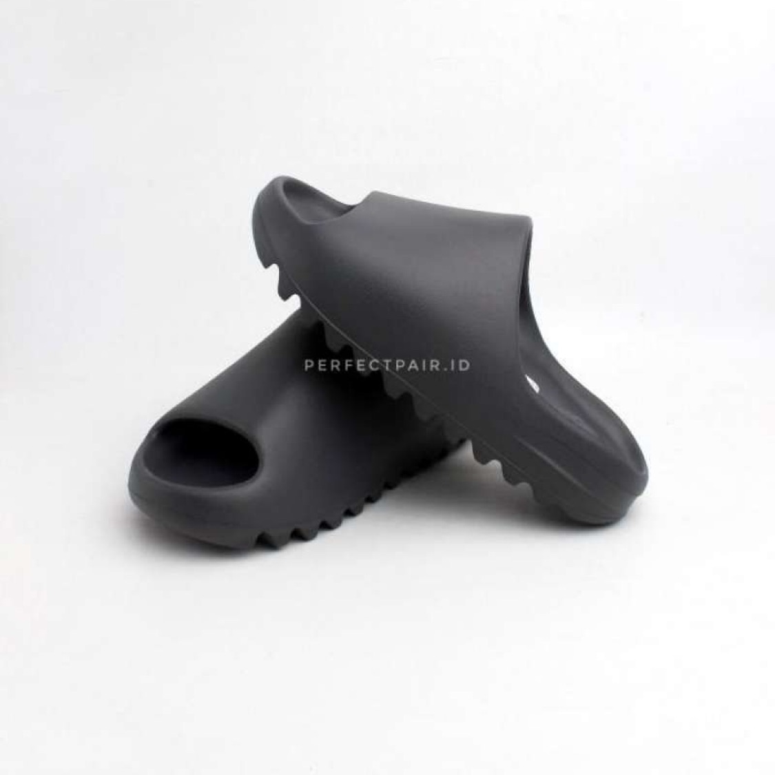 ‏למכירה כפכפי Yeezy 