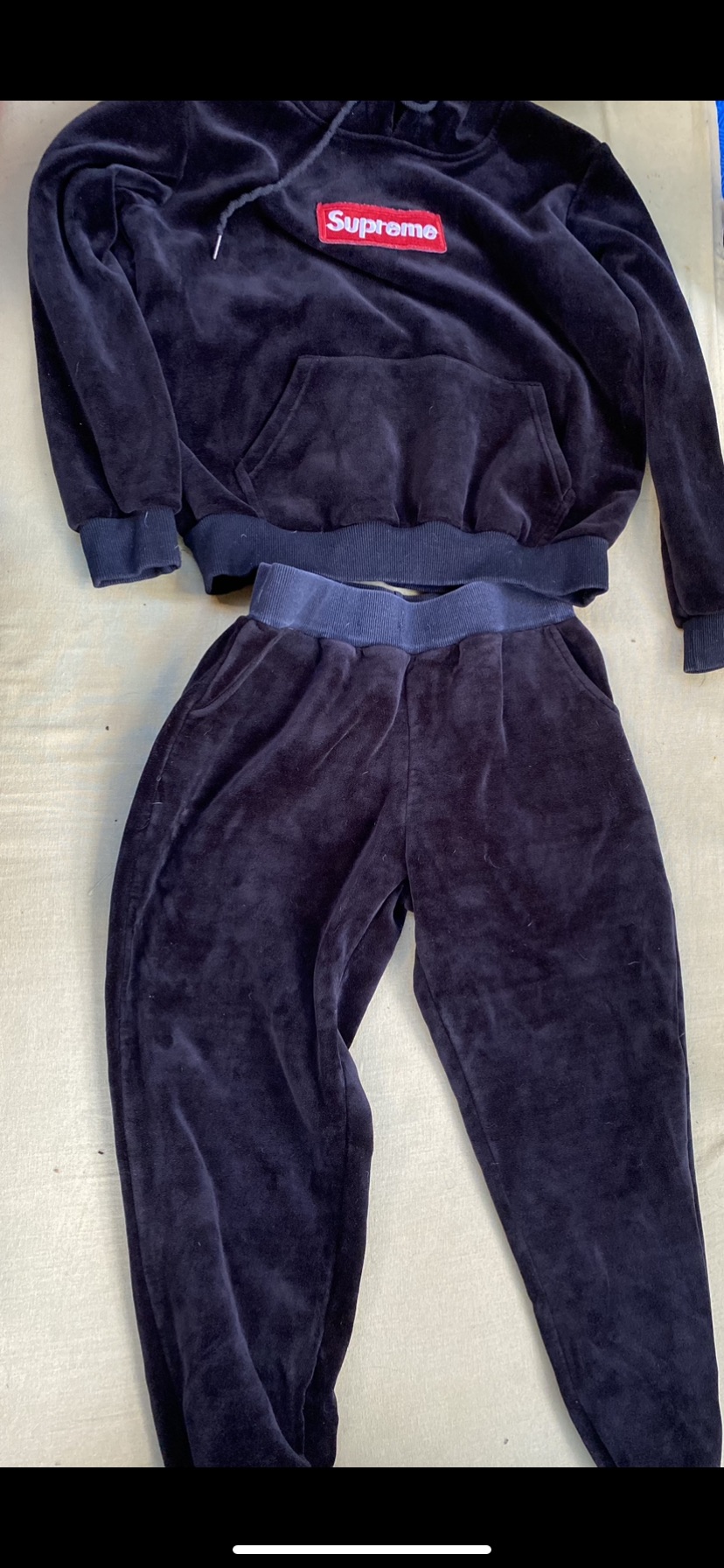 חליפה מחממת נעימה של supreme במצב מעולה 