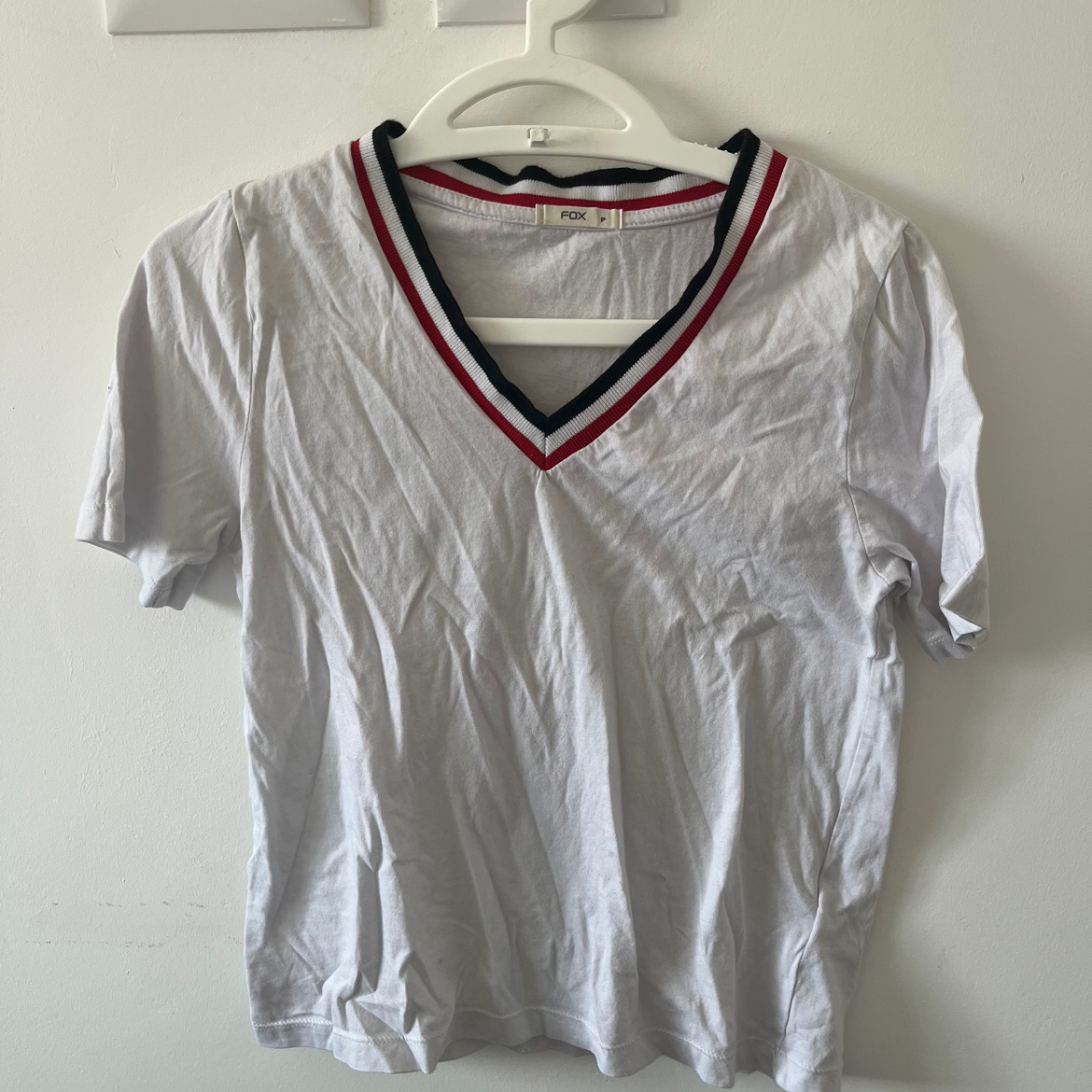 חולצת וי לבנה✅