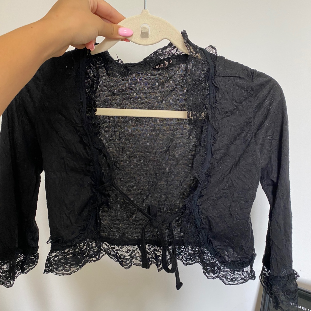 עליונית שחורה תחרה