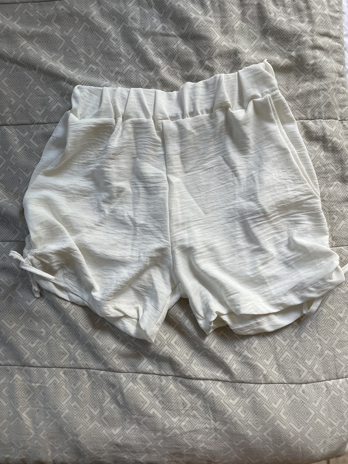 שורט לבן עם כיווצים בצדדים