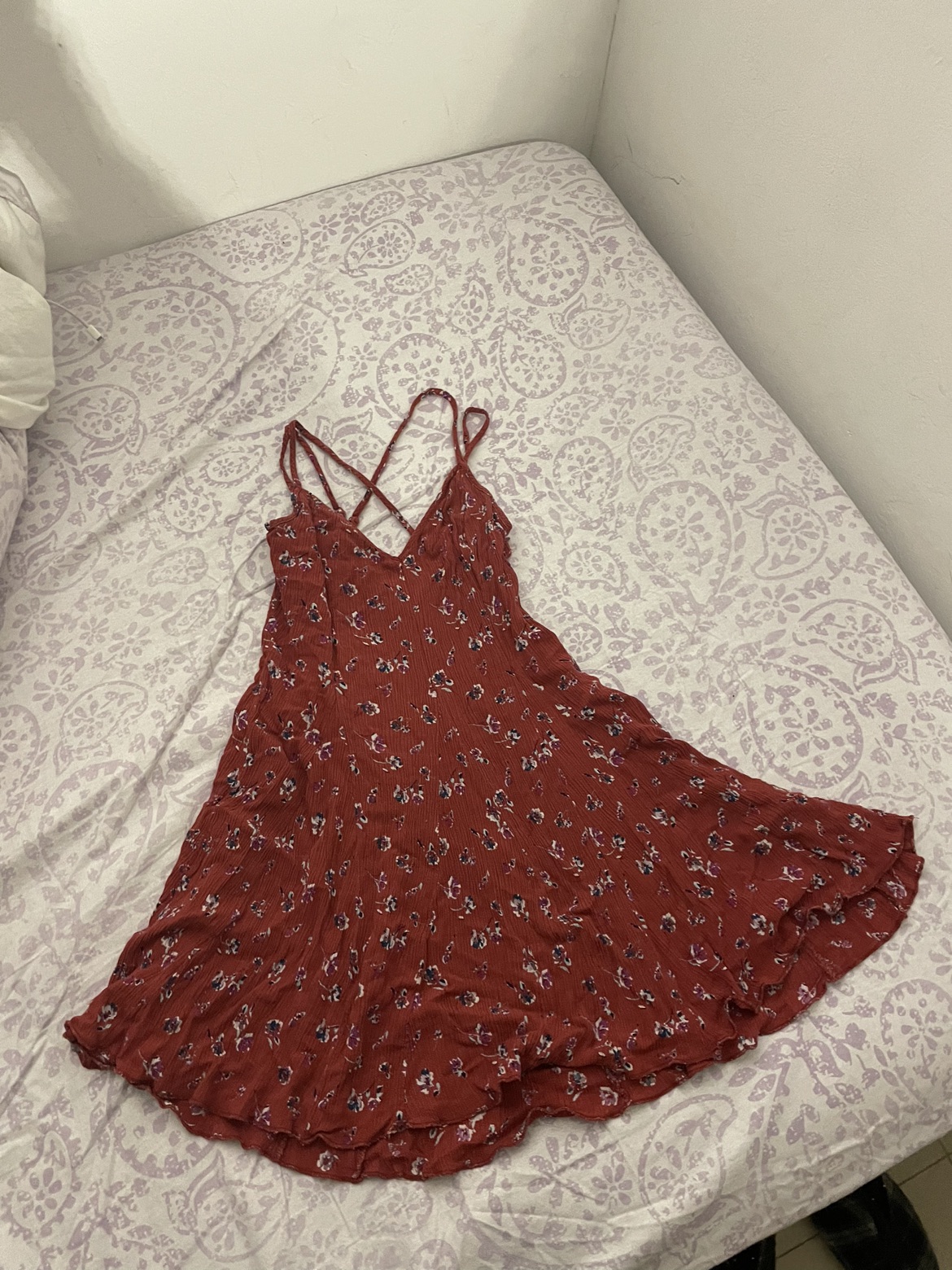 שמלה אדומה פרחונית מאמריקן איגל