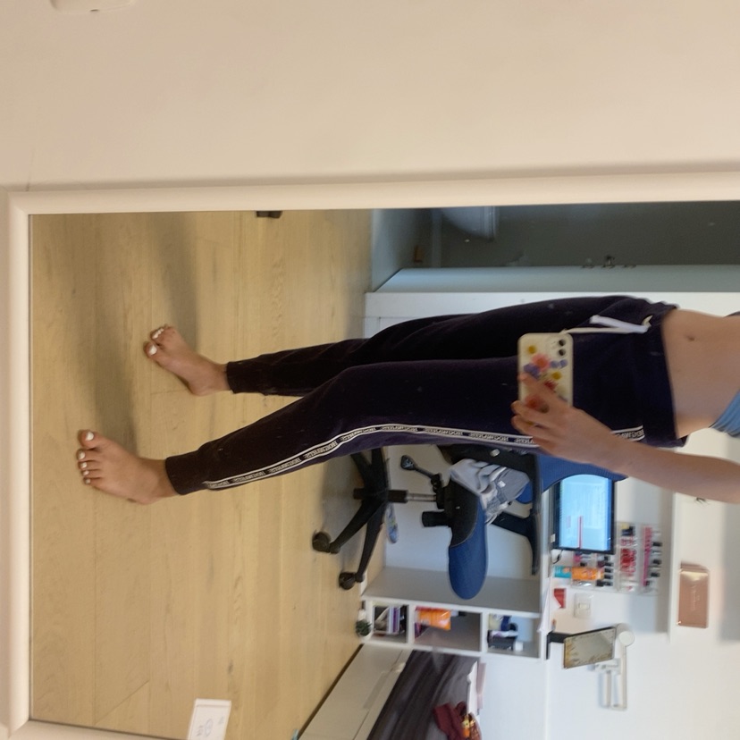 מכנסיים עם הסמל של הגוורטס 