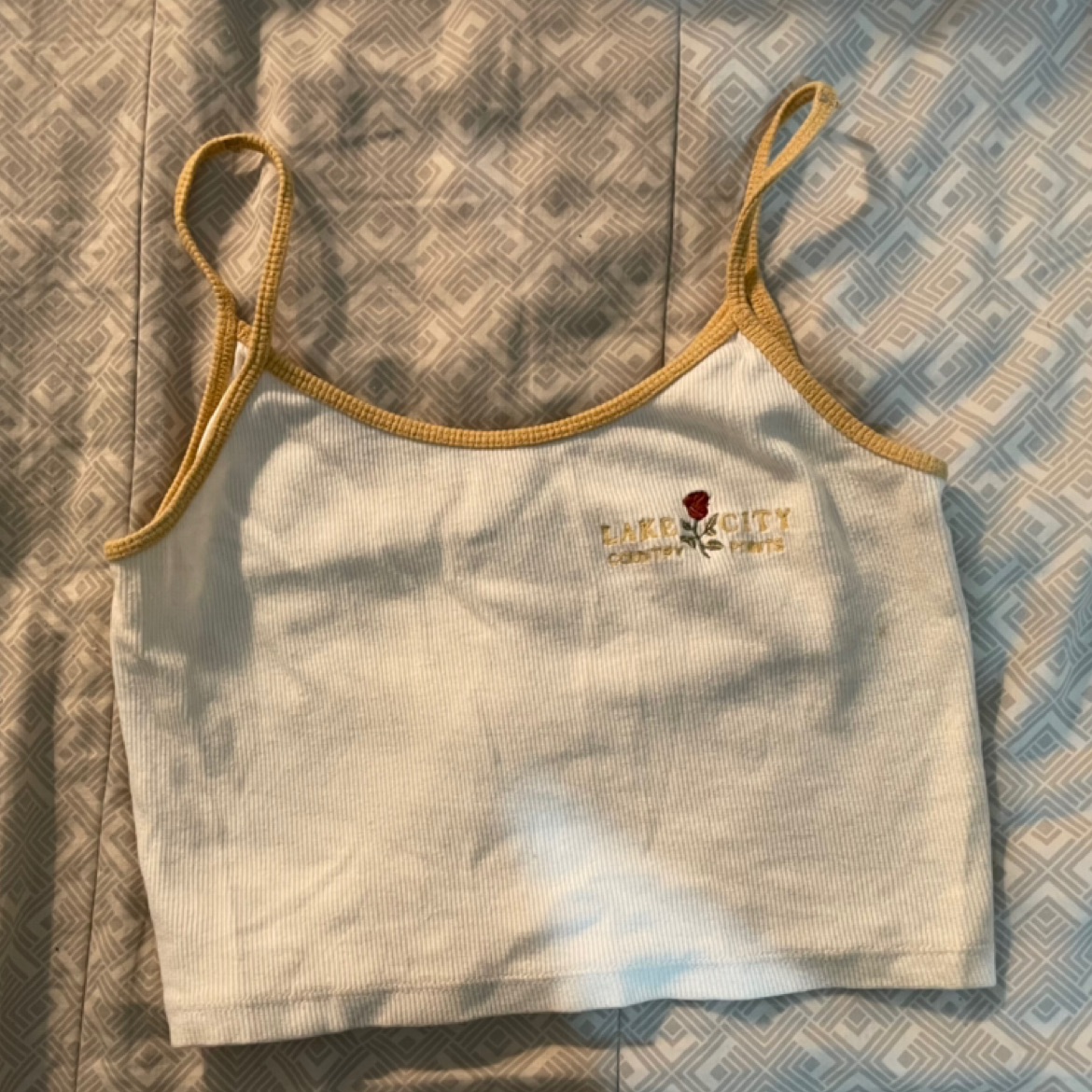 טופ לבן צהוב - pull and bear