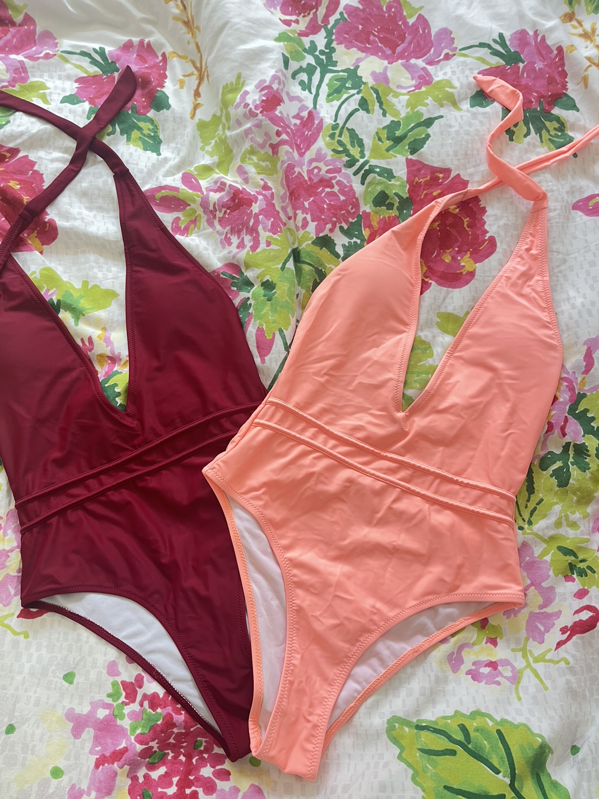 שתי בגדי ים 👙 עם מחשוף עמוק