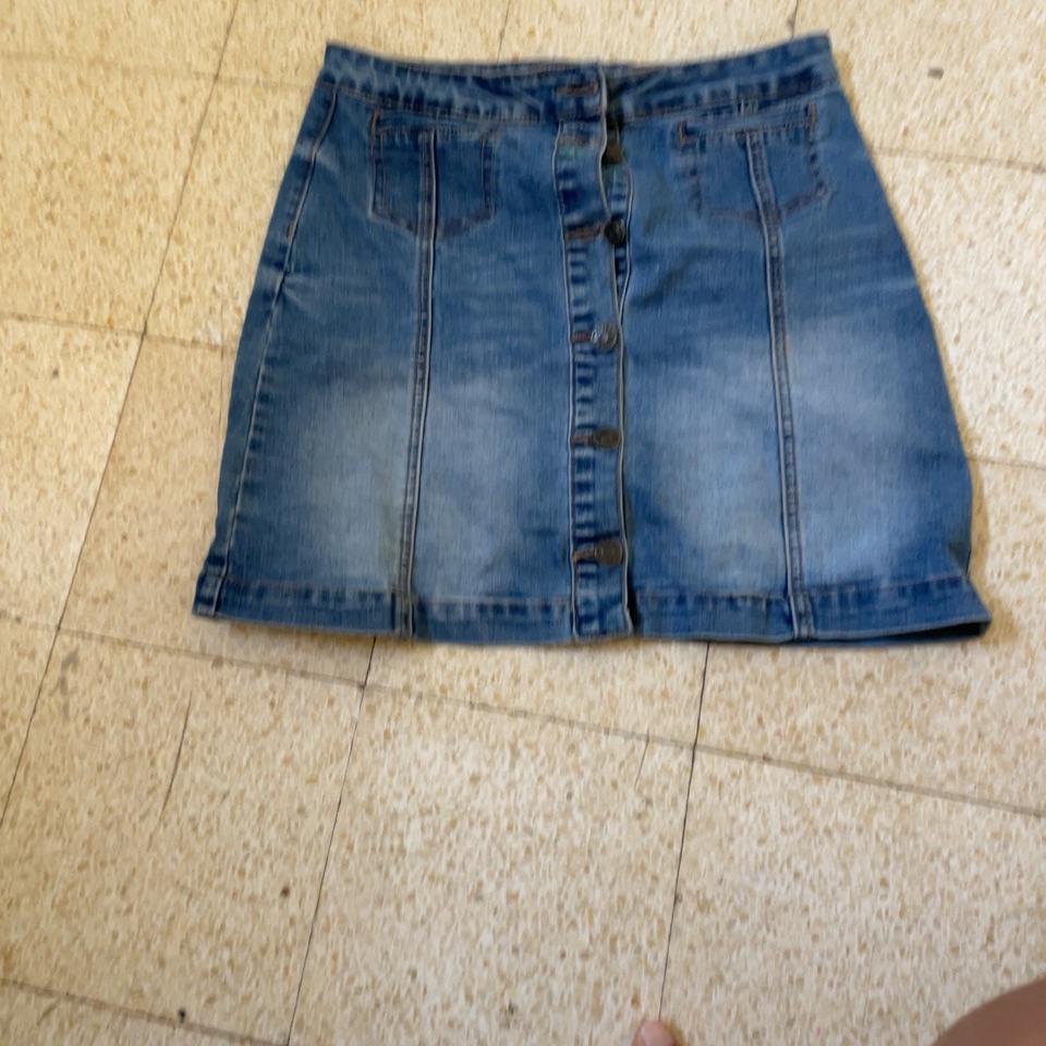 חצאית מקסטרו 
במצב מעולה, כתם קטנטן של צבע 