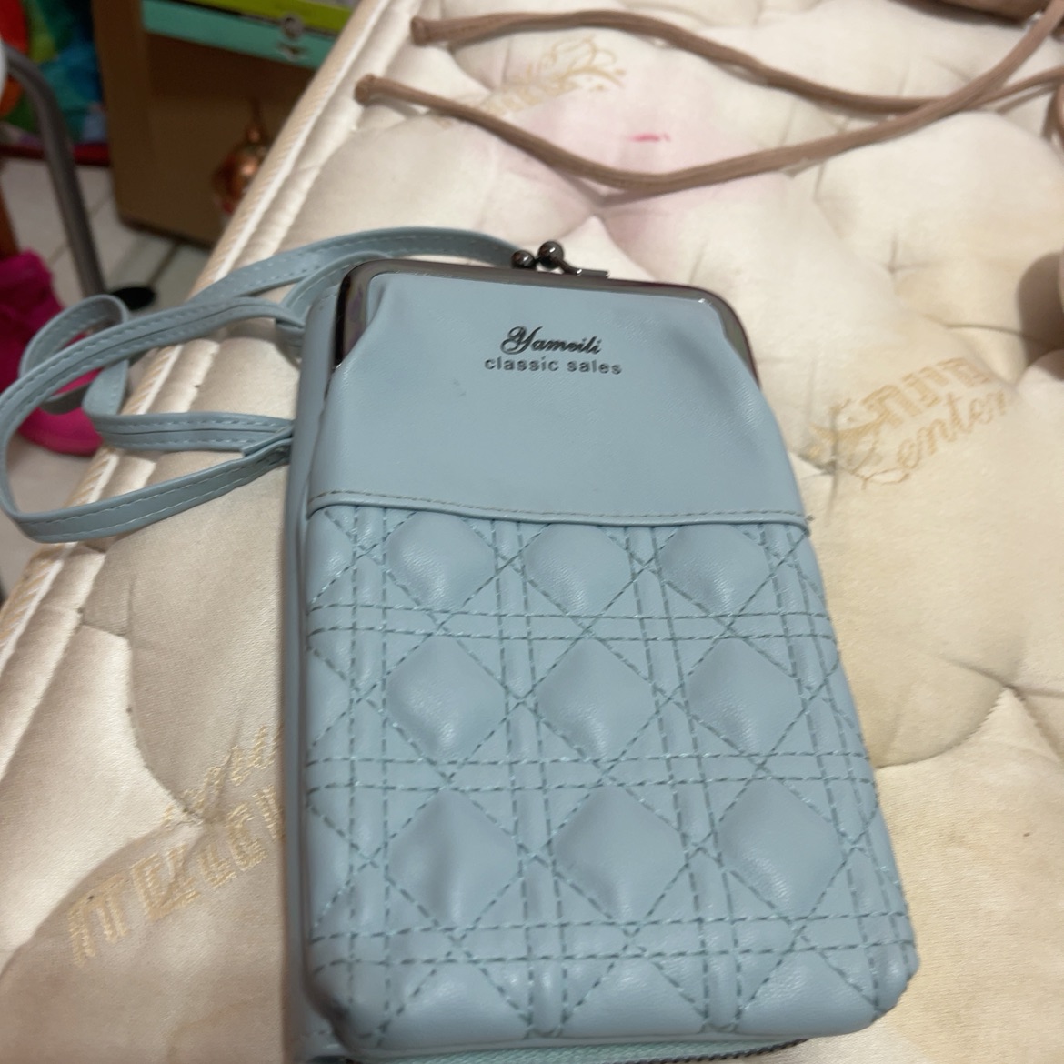 תיק קטן לנייד וכסף בצבע תכלת 