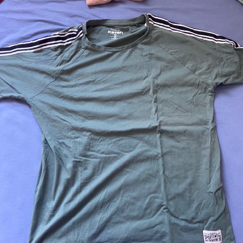 מגוון חולצות קצרות