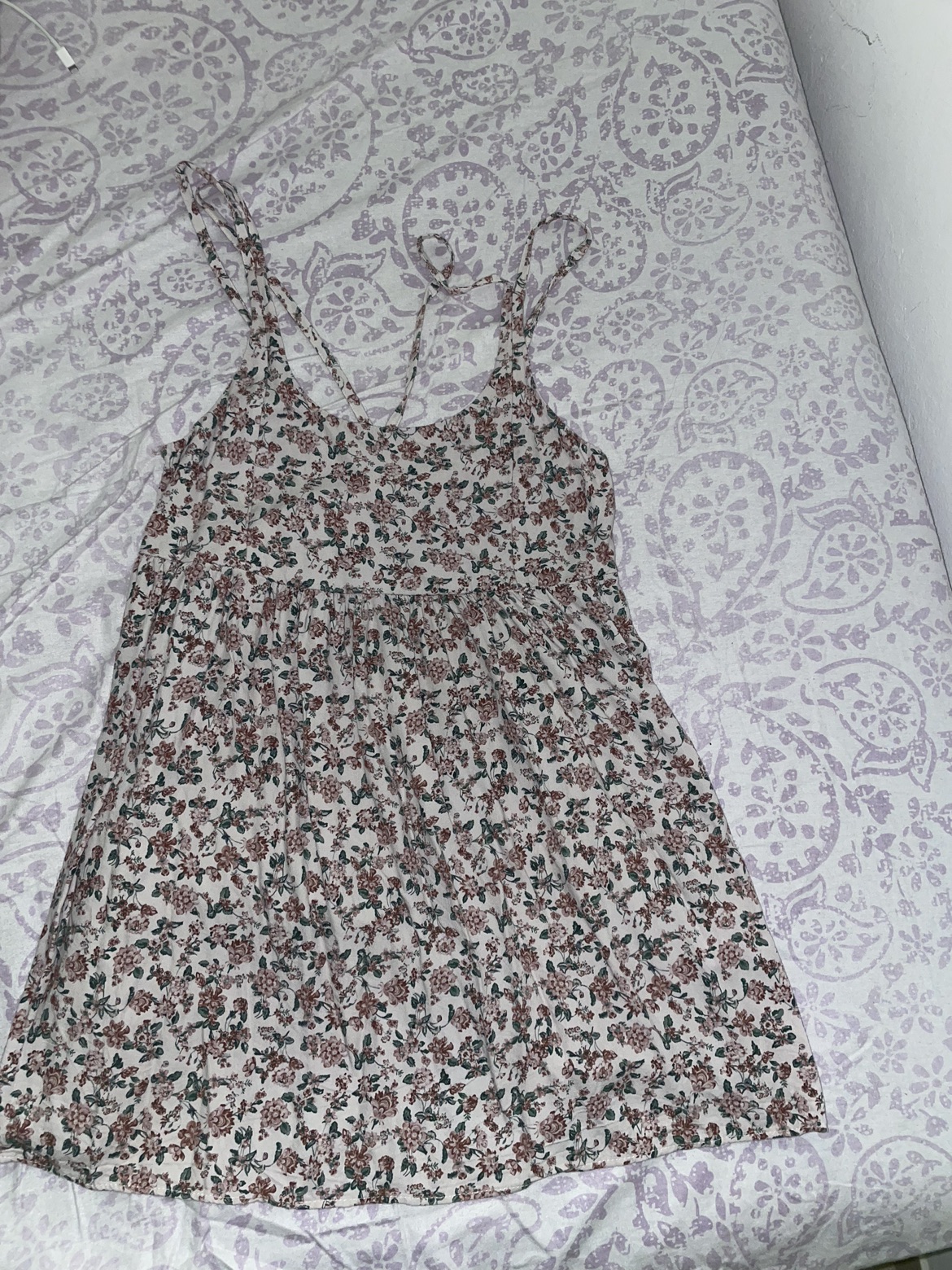 שמלה פרחונית בהירה מ- PULL&BEAR