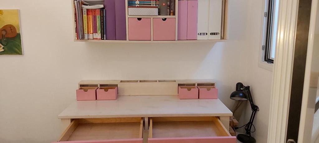 למכירה רהיטים לחדר לבת מעץ מלא של החברה ״עצמלה״ -שולחן כתיבה++מדף כוורת+כיסא+ מיטה +ארון ,כל הרהיטים במצב מעולה 
כל הסט ביחד: 2,000 ₪(מחיר גמיש)
למעוניינים שלחו הודעה בפרטי או צרו קשר , 
טל׳: 0542462622
