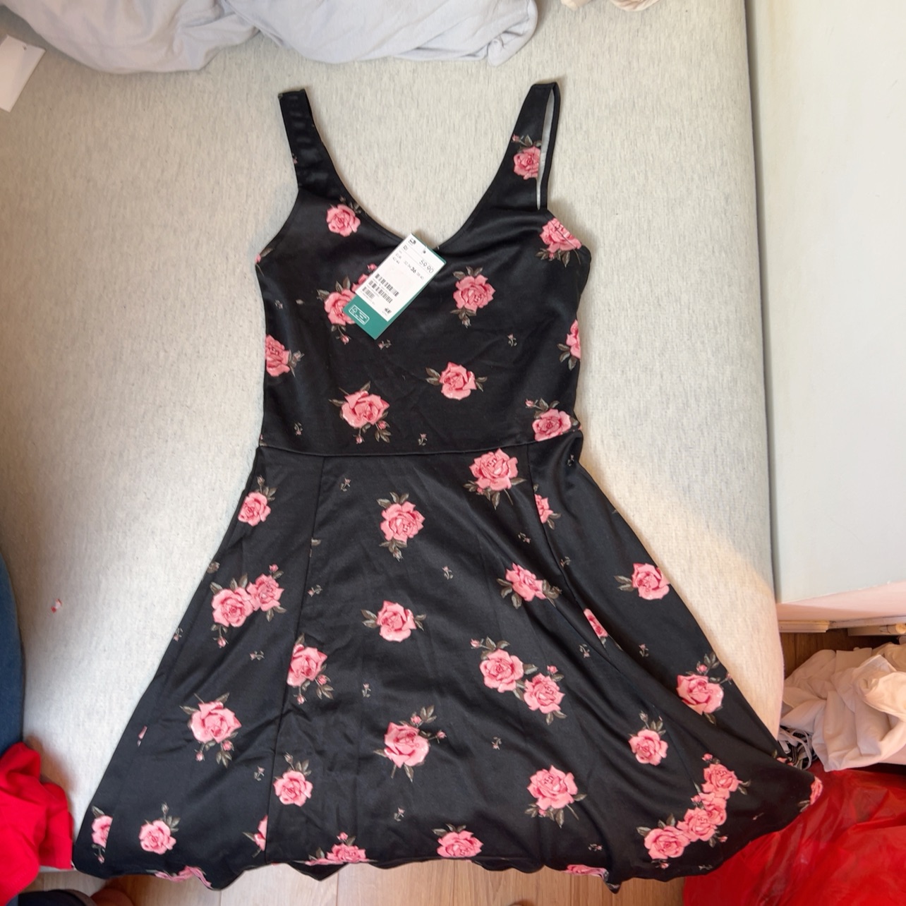 שמלה שחורה עם פרחים קצרה