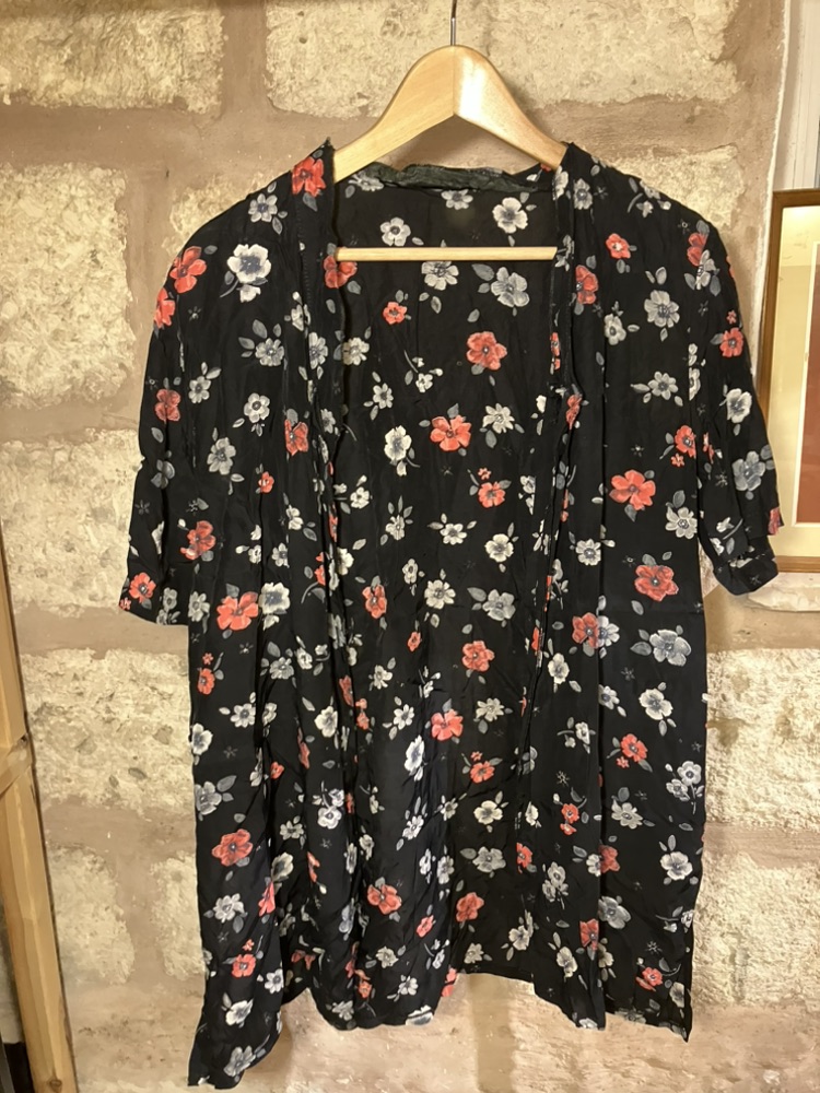 חולצה דקה ופרחונית 