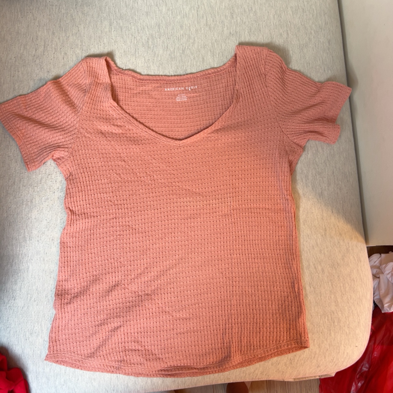 חולצה קצרה וי ורודה