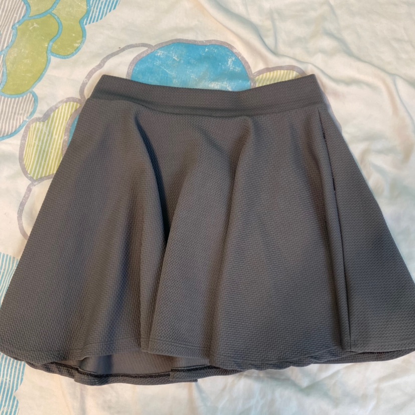 חצאית מחמיאה ואפורה, מידה 2🌞