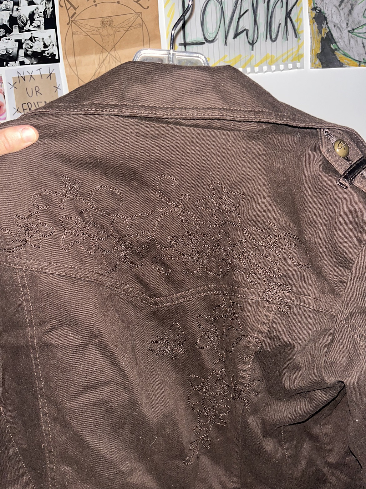 ג׳קט וינטג׳ חום עם רקמה פרחונית מאחור🌸🪵