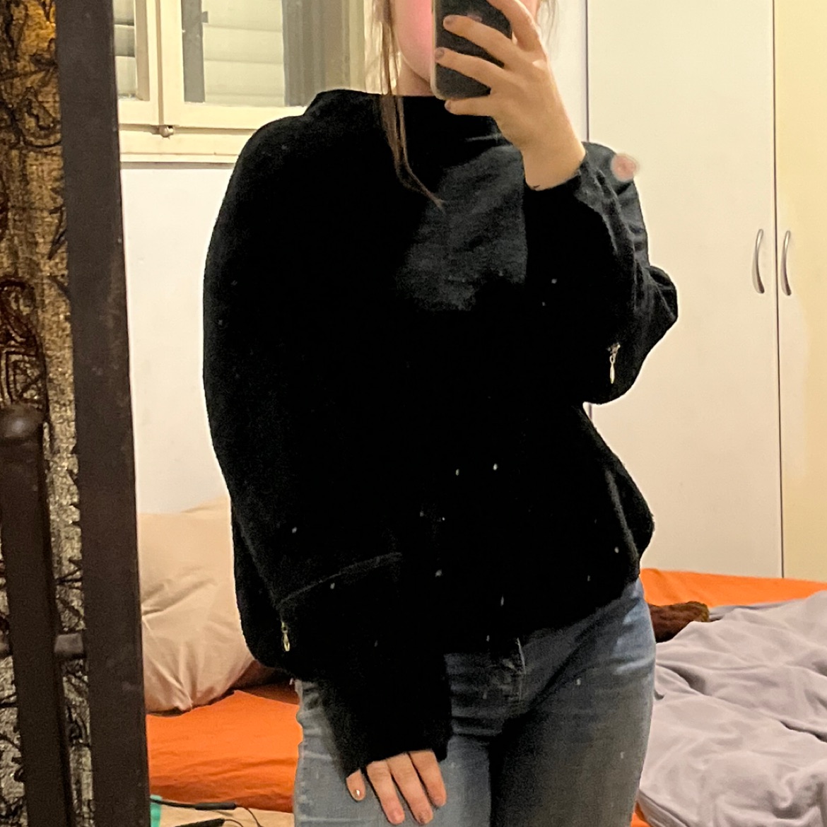 חולצת סוודר שחורה מיוחדת