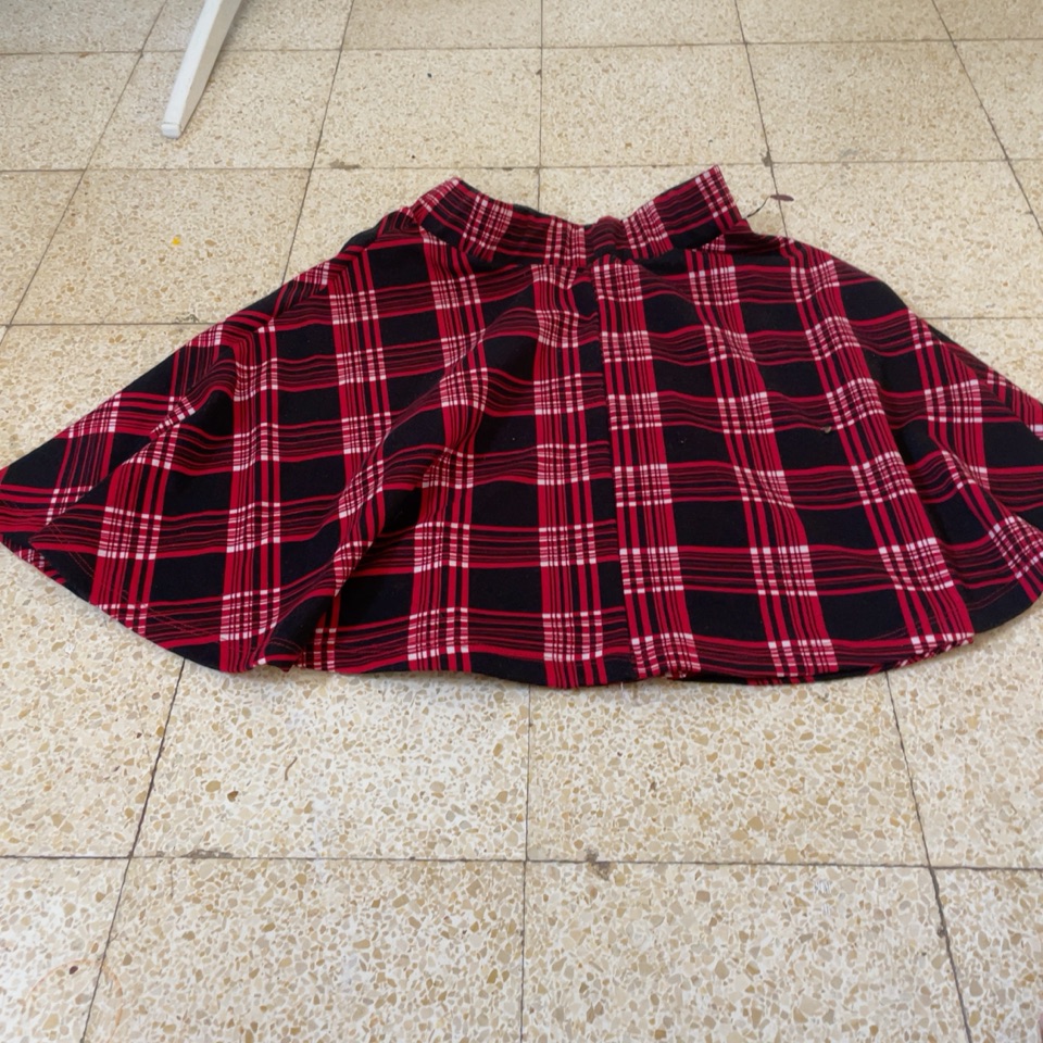 חצאית מהממת 
לא מצויין מידה אבל מתאימה לסמול 
נראת כמו חדשה 