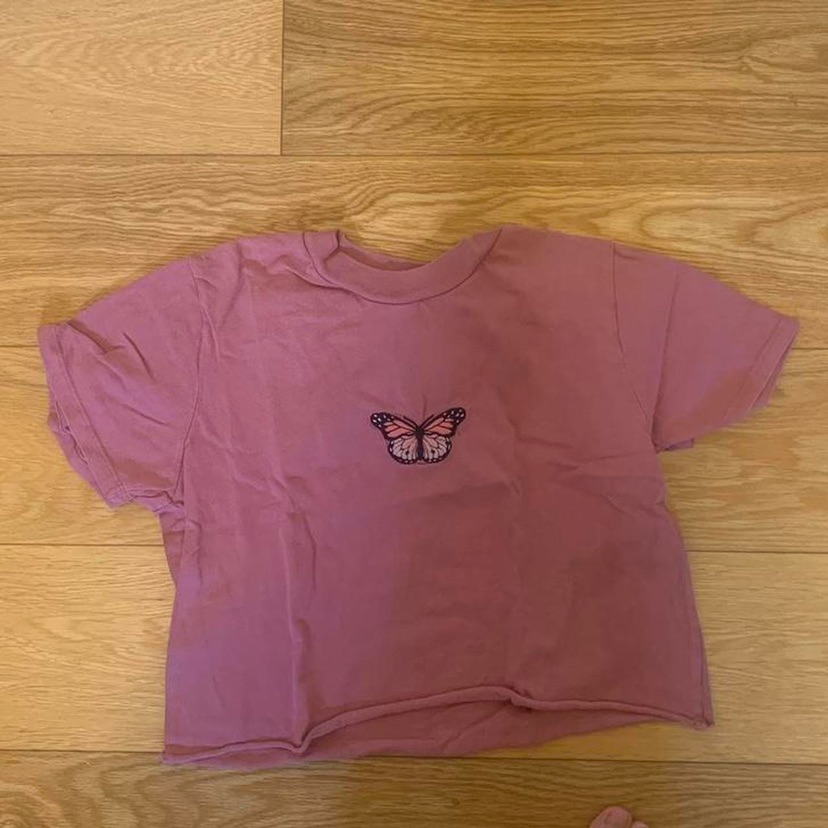 חולצה קרופ ורודה brandy Melville עם פרפר