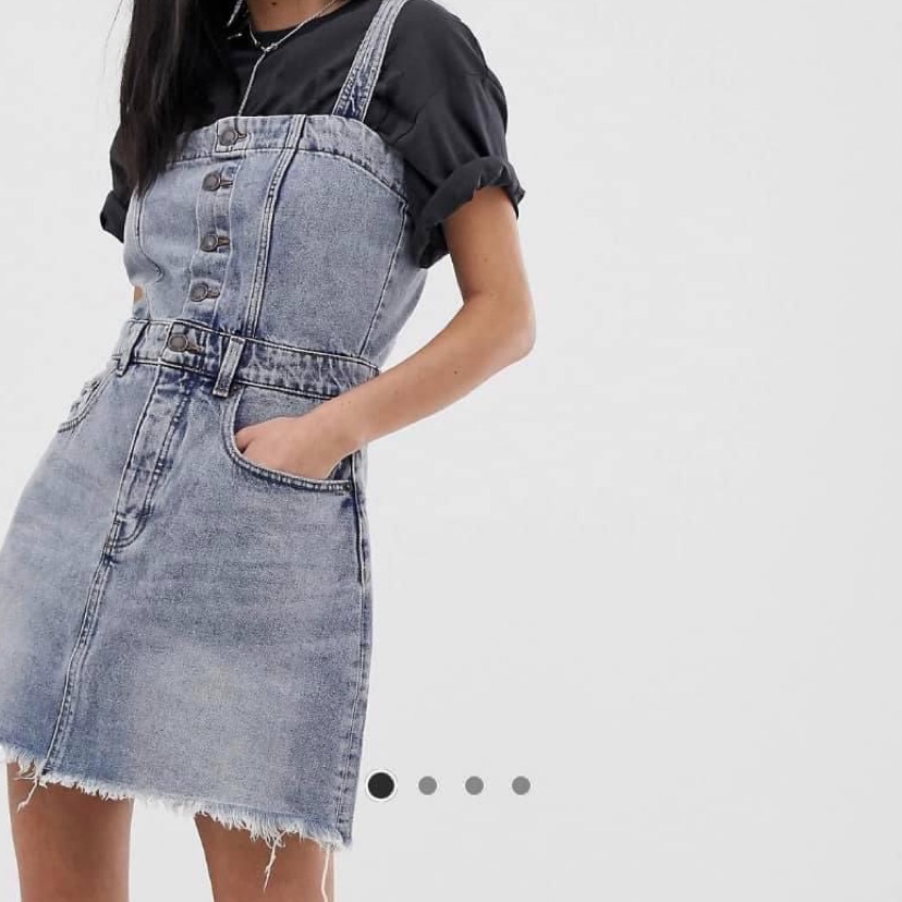 שמלת ג׳ינס קצרה הורסת של ציפ מנדיי