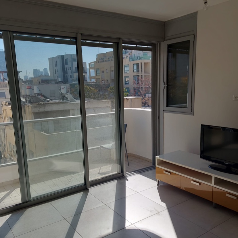 4 חדרים בויתקין ת״א להשכרה