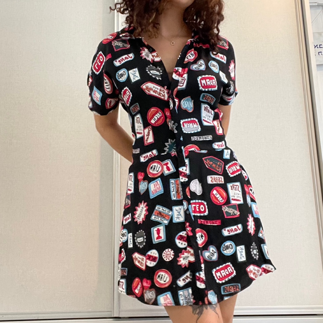 שמלה מכופתרת בהדפס קומיקס