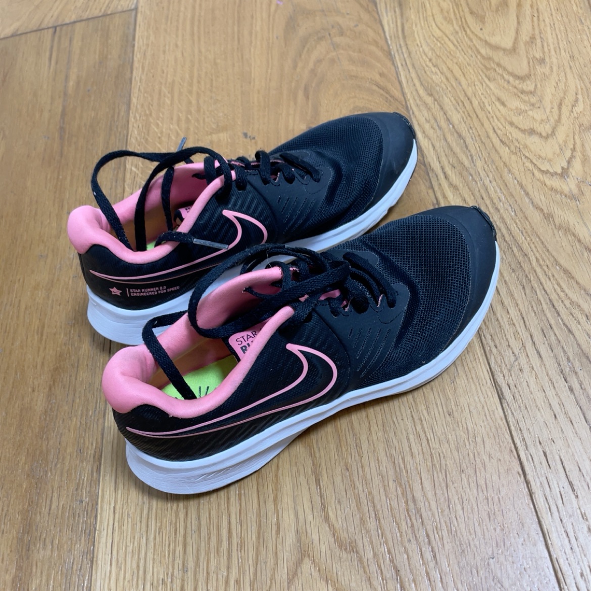 נעליי ספורט של נייק חדשות לגמרי