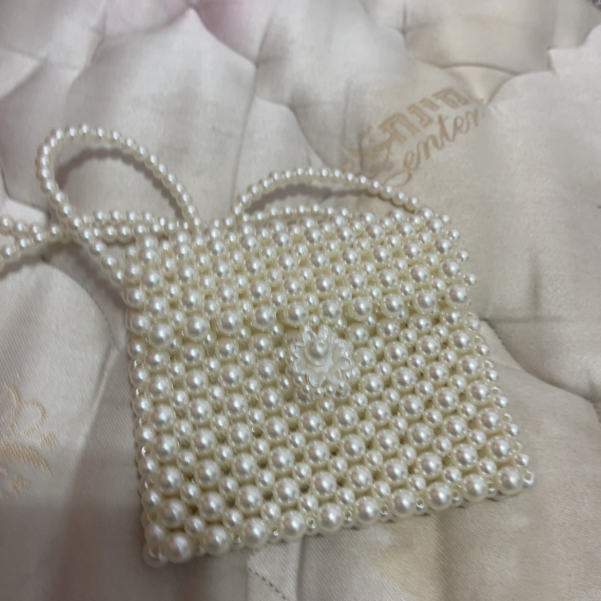 ארנק ערב מאוד מיוחד עשוי פנינים של מעצבת מאוד קטן מתאים רק לקצת כסף לא לנייד 