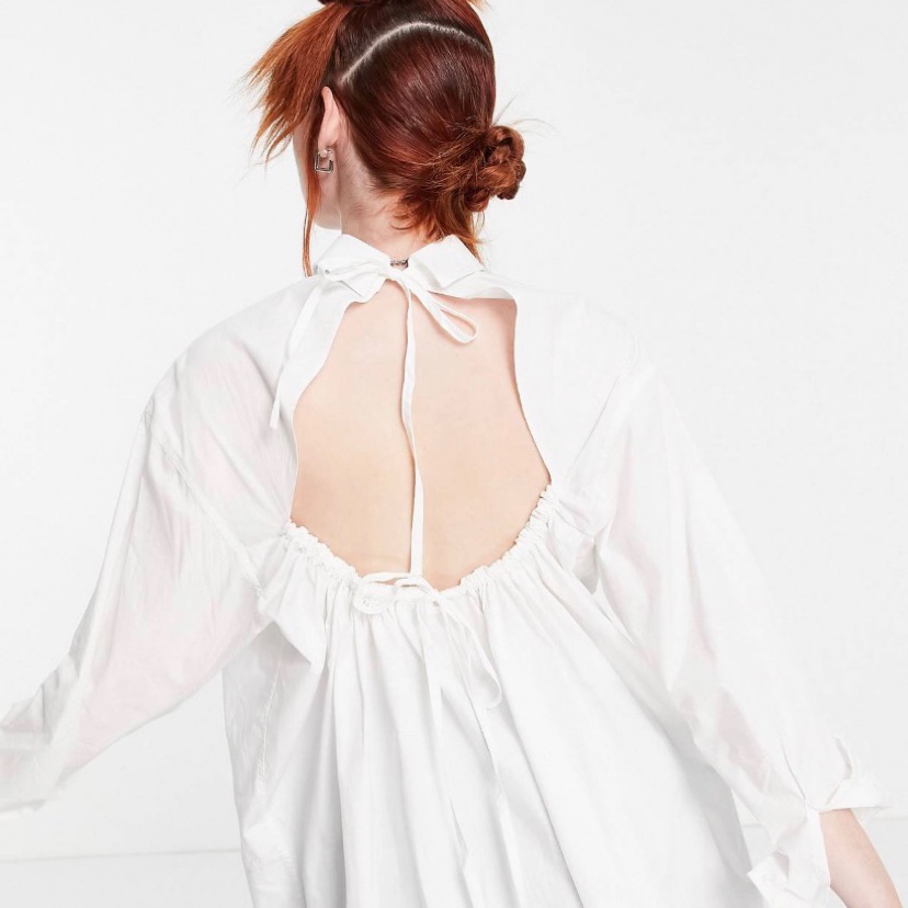 מכופתרת לבנה גב פתוח