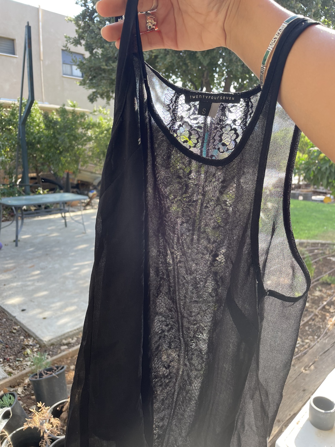 גופיה שחורה שקפקפה, עם תחרה מאחורה