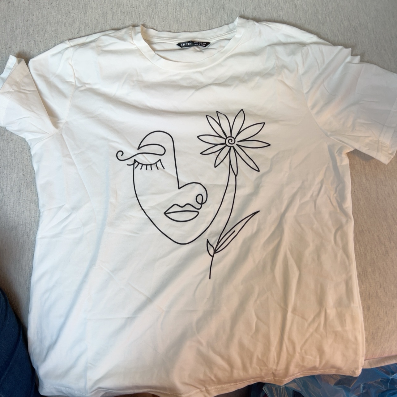 חולצה לבנה עם הדפס