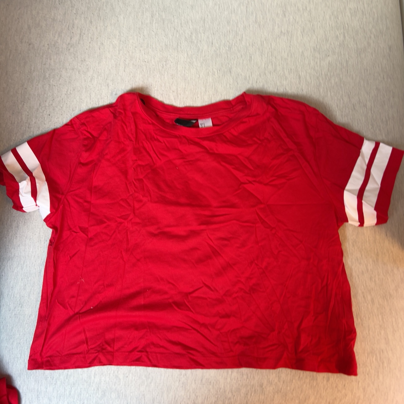 חולצה אדומה עם פסים לבנים 
