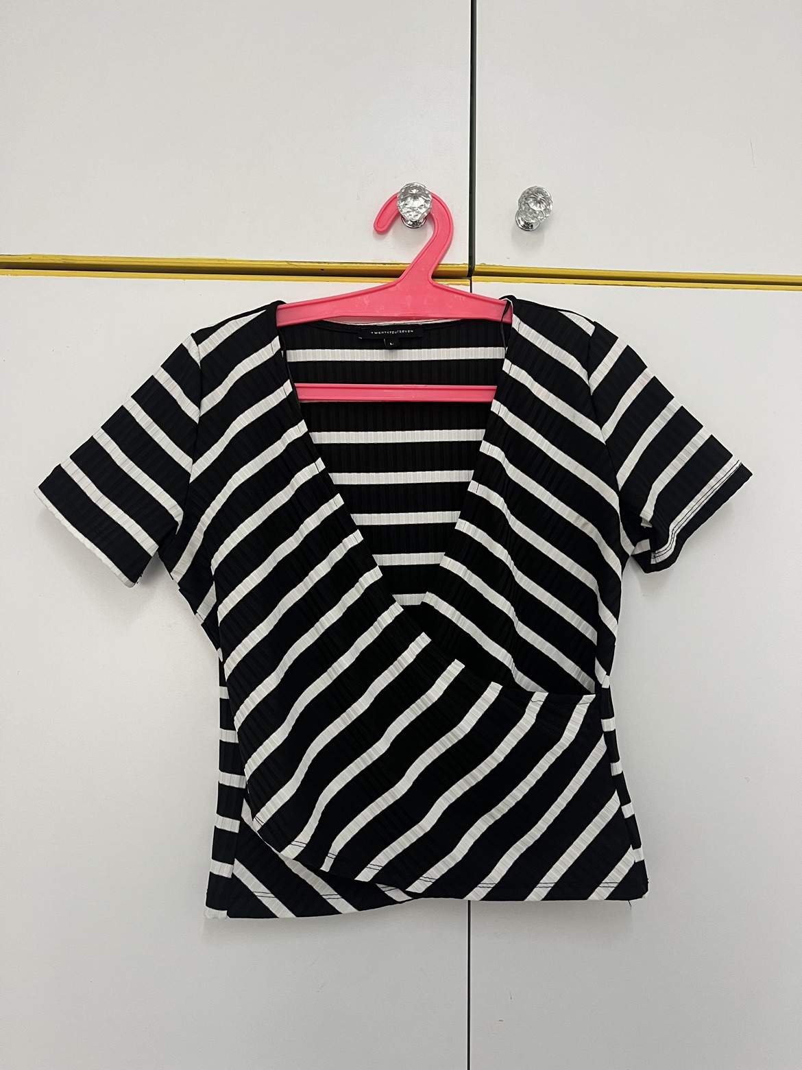 חולצת מעטפת צמודה עם פסים