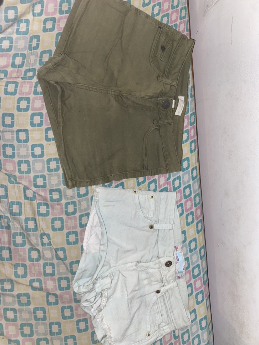 זוג מכנסיים קצרים