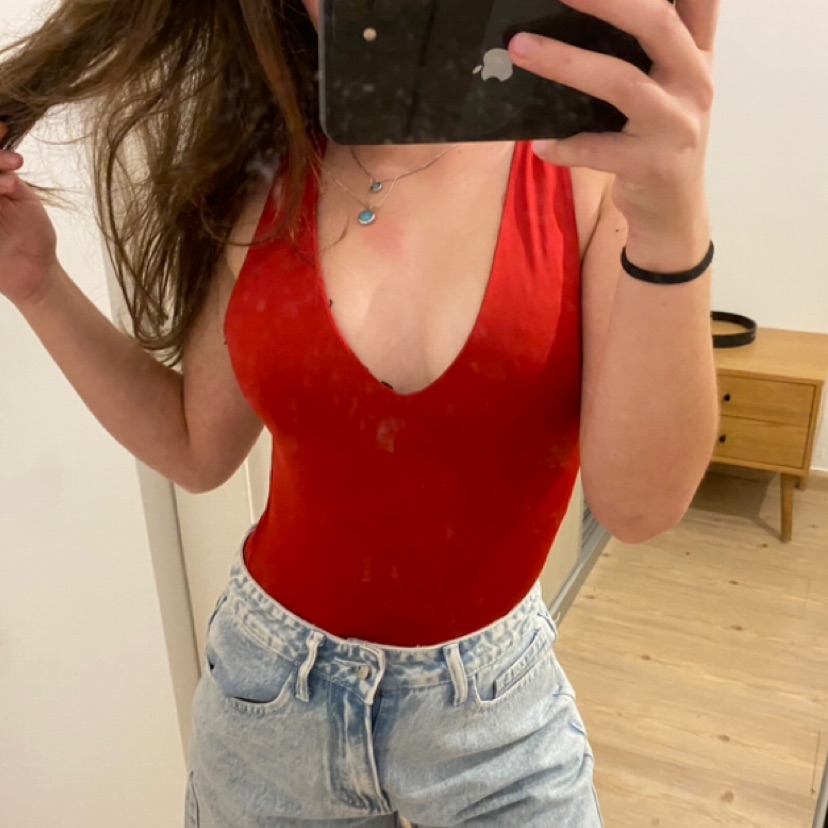 בגד גוף אדום עם מחשוף עמוק